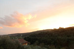 燃えるような夕焼けきれい 夕日沈む前にウォーキング終えられるよう心がけよう - イタリア写真草子