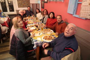 ピザおいしい大家族で集うペルージャ親戚の店 - イタリア写真草子