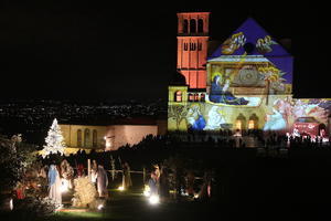 アッシジの聖堂 生誕場面彩り 光の雪 広場に降りしきる - イタリア写真草子