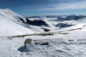 雪山を登れば下方にカステッルッチョと高原 一面の銀世界、シビッリーニ山脈 - イタリア写真草子