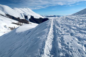雪山に不思議な薄い氷の層フィルムクラストか シビッリーニ山脈 - イタリア写真草子