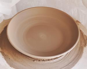 赤土の皿（サークル） - めざせ陶芸家