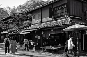 今宮神社参道で名物のあぶり餅を食す - 京都迷路案内