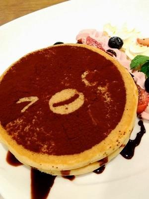 上野　Suicaのペンギン×ハミングカフェ バイ プレミィ・コロミィのSuicaのペンギンパンケーキ ～2種のクリーム＆チョコソースがけ～ - 東京ライフ