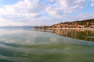 波うねり水鏡揺らし船のゆくトラジメーノ湖 - イタリア写真草子