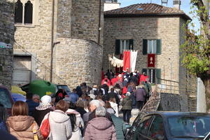 聖なる棘を祝う復活祭の村祭りにプレッジョへ - イタリア写真草子