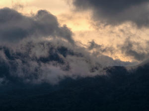  雲の動きが印象的な夜明け - nama3の気ままに雑記
