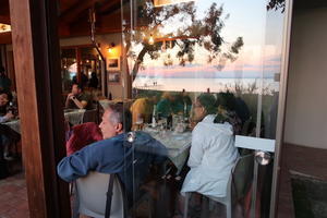 夕焼けの湖で夕食を遠来の友と - イタリア写真草子