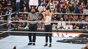 ベッキー・リンチが怪我の写真を公開 - WWE LIVE HEADLINES