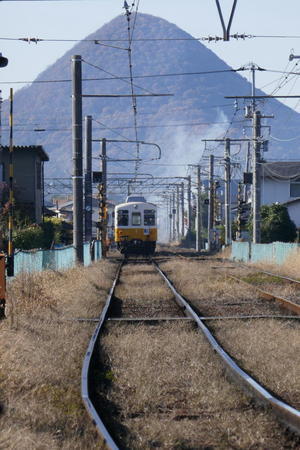 琴電の黄色い電車とおにぎり山 - Photograph & My Super CUB110 【しゃしんとスクーター】