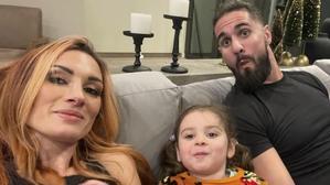 セス・ローリンズ＆ベッキー・リンチ夫妻が強盗被害に遭う - WWE LIVE HEADLINES