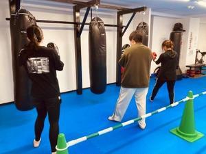 福岡市城南区にあるキックボクシング・空手をベースにしたフィットネスジム「ビーフィトネスジム」運動脳力向上研究所
