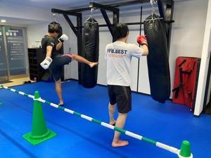福岡市城南区にあるキックボクシング・空手をベースにしたフィットネスジム「ビーフィトネスジム」運動脳力向上研究所