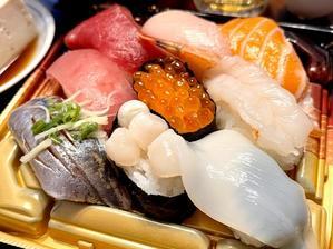 遅いランチ。結局おウチでスーパーのお寿司。(´・ω・`) - よく飲むオバチャン☆本日のメニュー