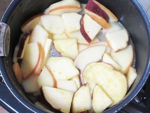 【自作】サツマイモとりんごの煮物 - 岐阜うまうま日記（旧：池袋うまうま日記。）