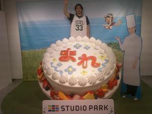 石原英男は2015年6月25日にNHK Studio Parkでまれの土屋太鳳さんとTV Asahiで黒柳徹子さんと写真を記念撮影をする。 - 