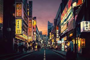 東京は暗くなると音量が上がります: 夜更かしのためのネオンライトと新しい体験ガイド - 