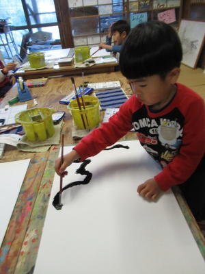 春の展覧会に向けて・・・幼児から5年生の子供たちも水彩画で描くよ！ - 