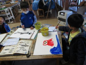 春の展覧会に向けて・・・幼児から5年生の子供たちも水彩画で描くよ！ - 