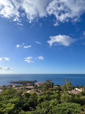 アン・シェフ・ア・ラ・メール　ドミニクさん宅から眺める地中海とモーヴの空 - 