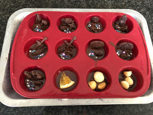チョコレートをカップケーキに飾るための工夫！の巻 - ハンダ里加　オフィシャルブログ