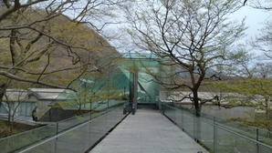 ポーラ美術館にて森の遊歩道でロニ・ホーン《鳥葬（箱根）》やモダン・タイムス・イン・パリ1925を観る - 