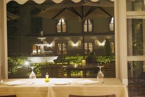 中庭とイタリアンレストラン - 