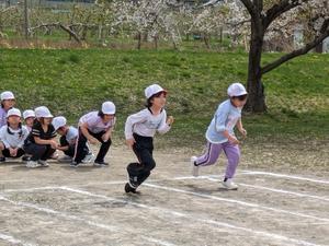 ４月２４日　桜の花びらが舞う校庭で - 笑顔輝く 六郷小学校ブログ