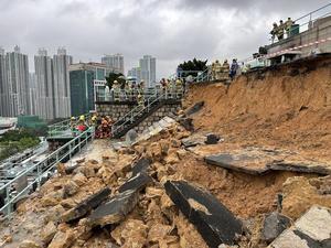 黃雨警告下　荃灣華人永遠墳場大型護土牆倒塌　掩埋多個墓碑 - 