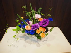 お誕生日を祝うアレンジメントと花束 - 