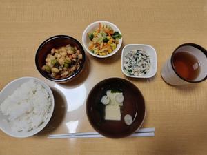 たんぽぽ荘朝食　白和え　畑の五目煮　カラフル温サラダ　ご飯　お吸い物　こ - 