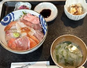 海鮮丼の上＠すぎ屋、ランチに行列する理由、あぁ美味しかった♪ - Isao Watanabeの'Spice of Life'.