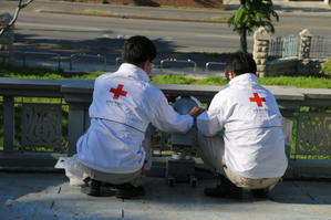 世界赤十字デーレッドライトアップの準備：重要文化財・旧米沢高等工業学校本館 - 