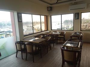 川岸の高級レストラン Riverine でBeef Boti Jhatka をランチに食べたら Jhatka 問題が発生した - 