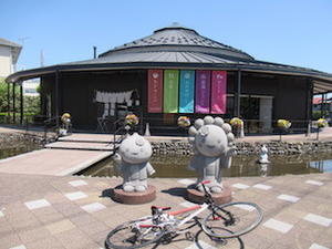 自転車のある風景　218  「なかのん」と「なかっこちゃん」の石像 - 