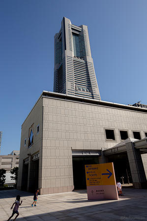 横浜美術館とランドマークタワー - 