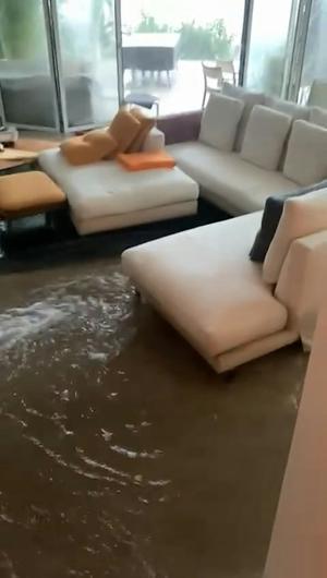 暴雨｜西貢豪宅變水塘影片瘋傳　全家人奮力擋門阻洪水　結果慘了 - 