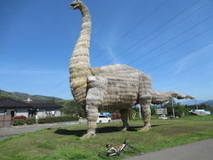 自転車のある風景　220   アパトサウルスのわらアート - 