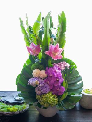 枕花にアレンジメント。「色を入れて、少しモダンに」。2024/05/03。 - 札幌　花屋　meLL flowers