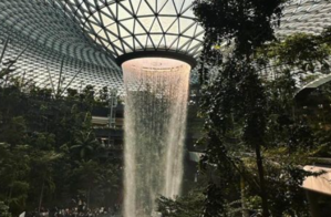 シンガポール空港の人工滝が圧巻！ - 鈴木七緒の旅ログ