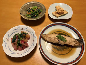 ヒラメ煮つけと、ラディッシュバター醤油ソテーと、小松菜の納豆和えと、油揚げ素焼き、それにお味噌汁 - かやうにさふらふ