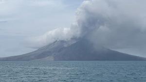 Three Flights from Singapore Canceled Due to Mount Ruang Volcanic Eruption - 