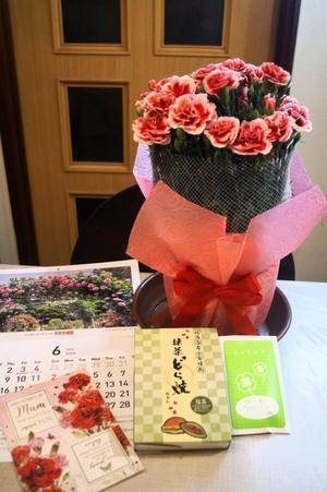 ■続・母の日プレゼント【新宿在住の長女からは可憐なカーネーションが届きました♪】 - 