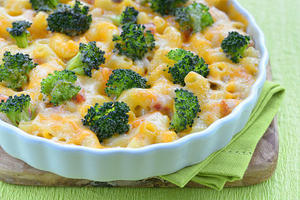 How do you make creamy macaroni and cheese with bacon? - 
