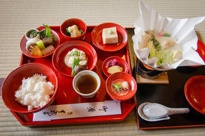  健康的なライフスタイルの一部：日本の一般的な食べ物 - 