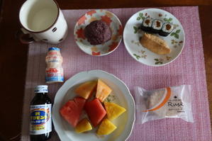 朝：おはぎ、精進寿司、フルーツ、ラスク　昼：帆立とアサリの炊き込み弁当　夜：カレーライス、蕗煮、野菜炒め、フルーツ、一口おはぎ、トップスのチョコレートケーキ - 