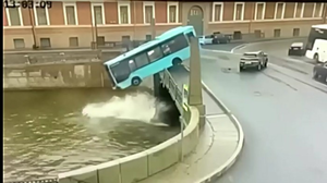 Bus Accident Submerges in Moyka River, Russia, Claiming 3 Lives - 