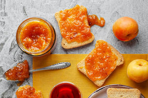 How to make a mouthwatering jelly sandwich with homemade preserves? - 
