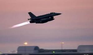 Singapore F-16 Fighter Jet Crashes During Takeoff, Pilot Ejected and Able to Walk Immediately - 