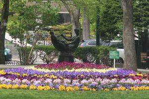 街角美術館　　山内壮夫制作『花の母子像』　大鳥公園西２丁目 - 